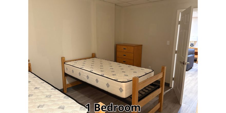 a bed room with two beds and a dresser