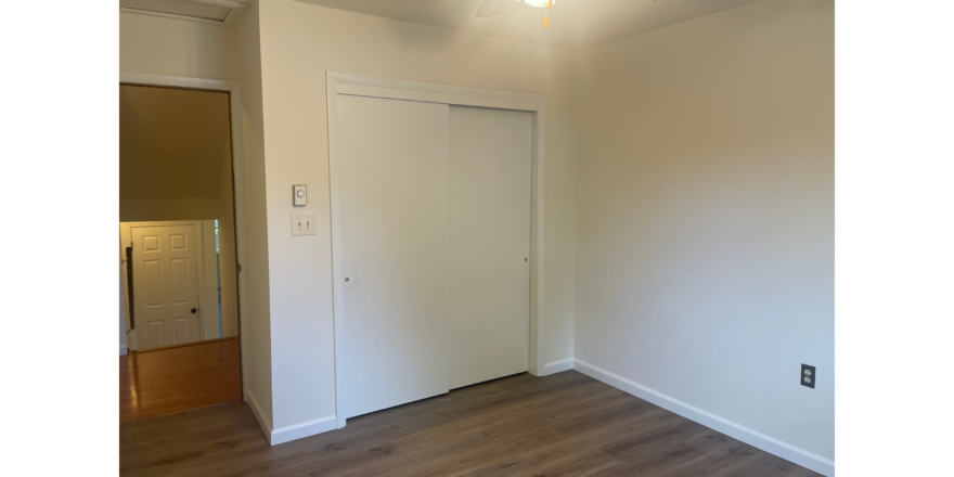 220-E-Doris-bedroom-1