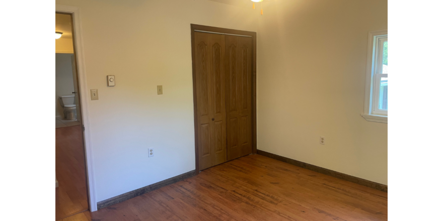 220-E-Doris-bedroom-5