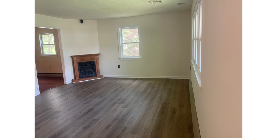 220-E-Doris-living-room-2