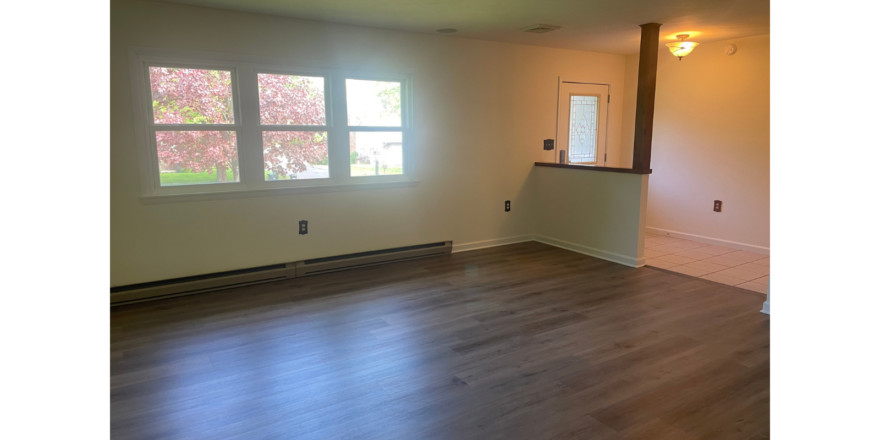 220-E-Doris-living-room